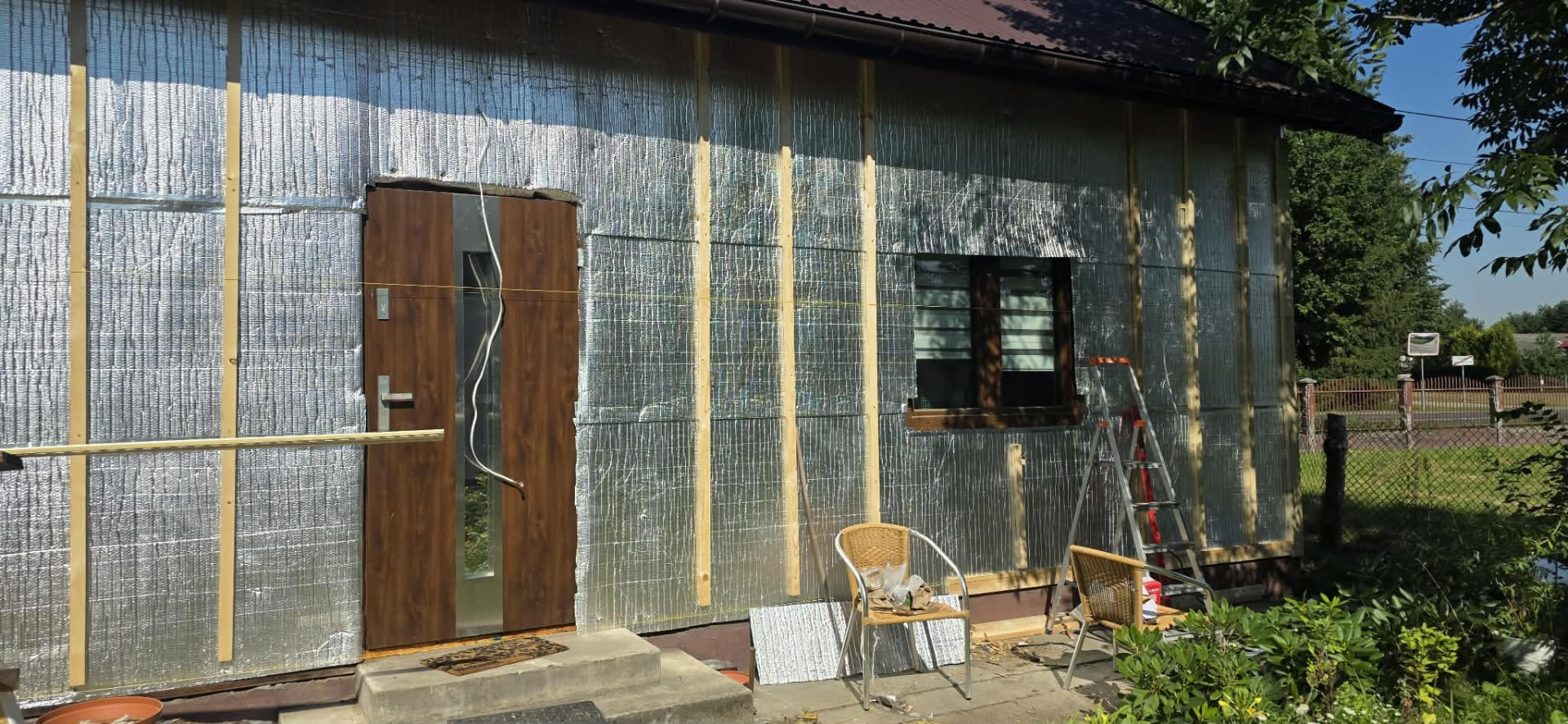 Ściana zewnętrzna starego budynku ocieplona matą refleksyjną GRIZO Thermo+ na drewnianym szkielecie