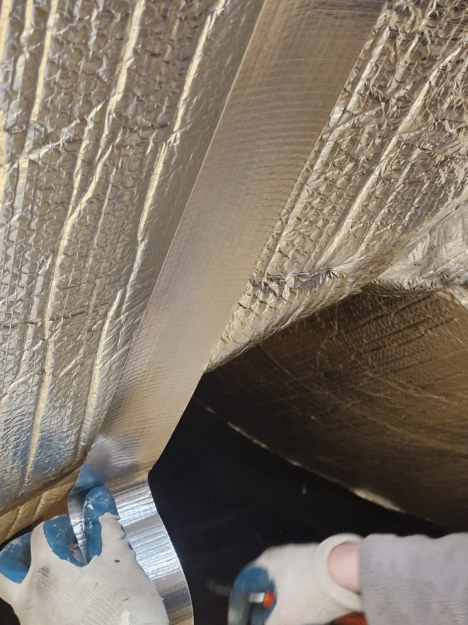 Sklejone taśmą aluminiową połączenie pasów maty GRIZO Thermo+
