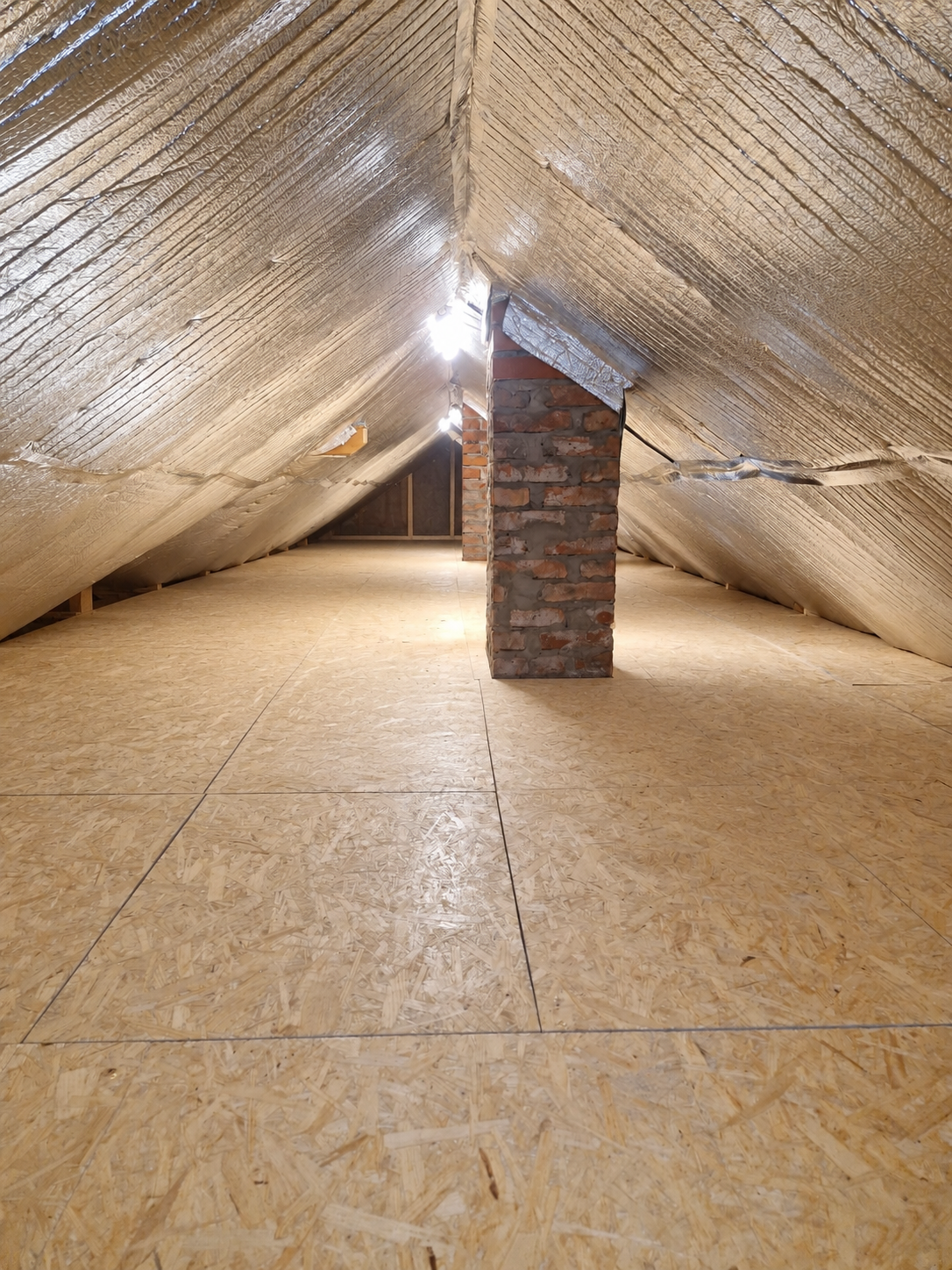 Poddasze z kominem ceglanym otoczone matą GRIZO Thermo+