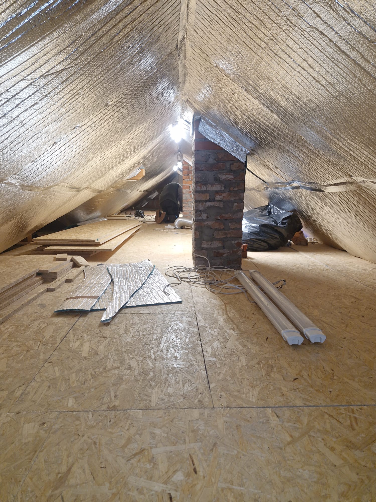 Poddasze z kominem ceglanym otoczone matą GRIZO Thermo+